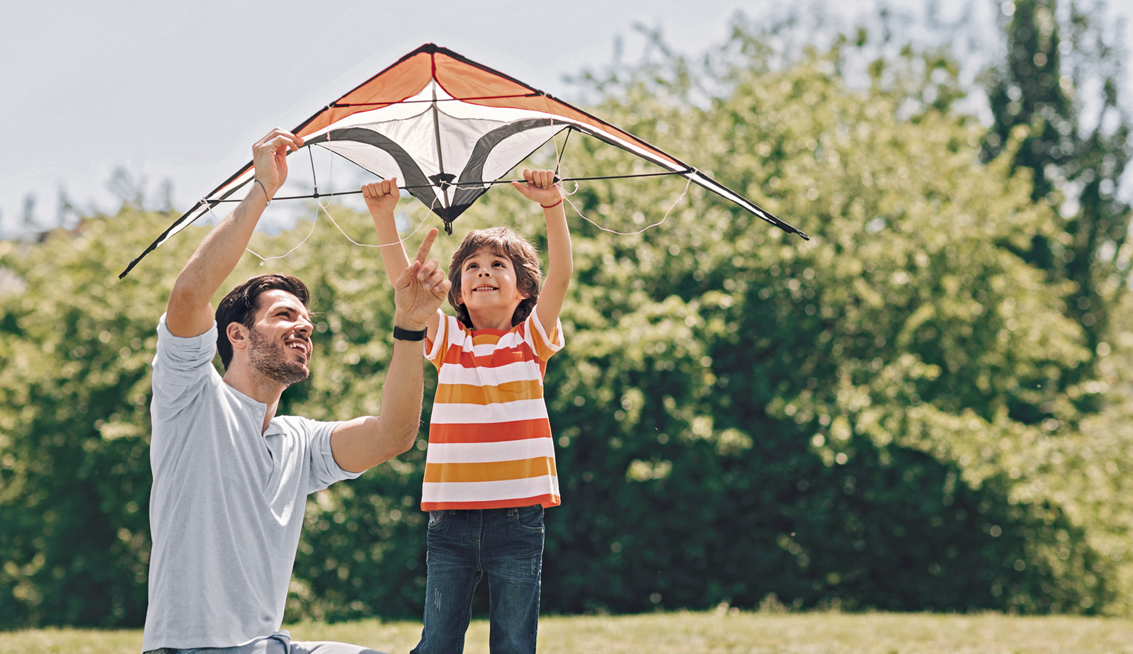 Junge mit Vater im Garten beim Spielen